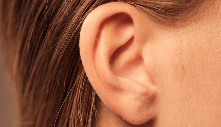 علت گرفتگی گوش و درمان خانگی آن علت گرفتگی گوش و درمان خانگی آن
