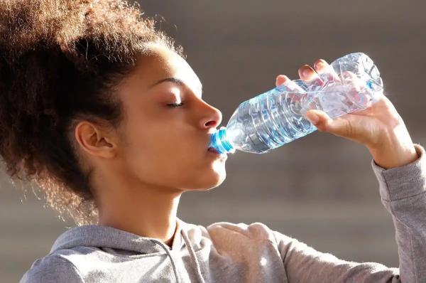 آیا نوشیدن زیاد آب همواره مفید است یا می تواند خطرناک باشد؟ آیا نوشیدن زیاد آب همواره مفید است یا می تواند خطرناک باشد؟